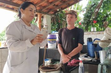 Coleta de amostra para análise avalia a qualidade da água de produtores do Pontão