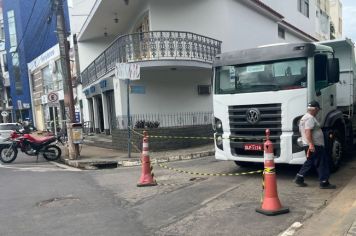 Manutenção em rede de esgoto do Centro visa trazer melhorias para os moradores
