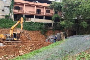 Canalização de córrego complementa obras de drenagem no Safira