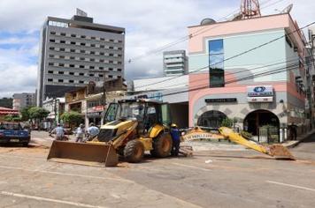 Obra de drenagem pluvial altera trânsito na Constantino Pinto