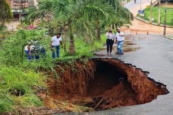 Equipe Demsur estanca vazamento na adutora que se rompeu no Cardoso de Melo