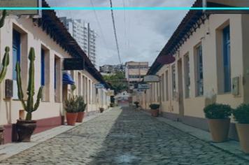 Os serviços de capina e roçada seguem pelos bairros da cidade