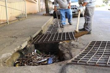 Mutirão de limpeza de bueiros é realizado pelo Demsur