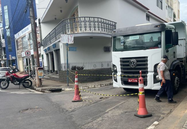 Manutenção em rede de esgoto do Centro visa trazer melhorias para os moradores