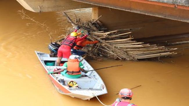 Força-tarefa é montada para retirada de lixos das margens e pilares das pontes sobre o Rio Muriaé.