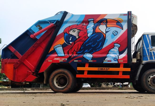 Projeto inédito leva arte através dos caminhões de lixo em Muriaé